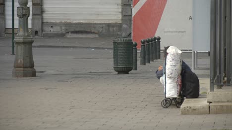 브뤼셀의 계단에 앉아 있는 남자