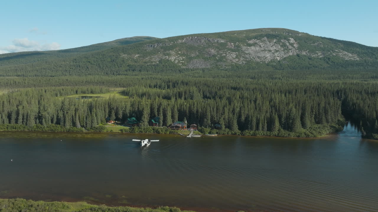 magnífica vista aérea de un hidroavión tirando hacia el lado de un río