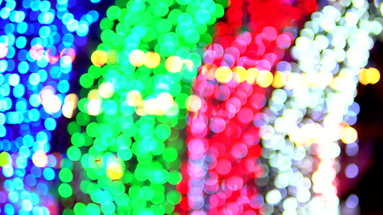 4k 해상도의 야간 축제에서 다채로운 조명 배경의 추상적인 보케
