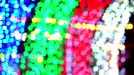 bokeh abstracto de luces de colores en el fondo en el festival nocturno. resolución 4k