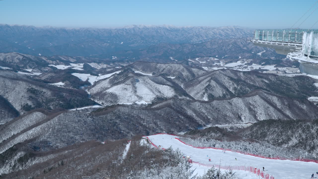 monapark vista desde el techo de los esquiadores esquiando por la colina de la pista de esquí de montaña balwangsan en el complejo de esquí yongpyong pyeongchang-gun y la cadena de montañas daegwallyeong - horizonte de ángulo alto aéreo