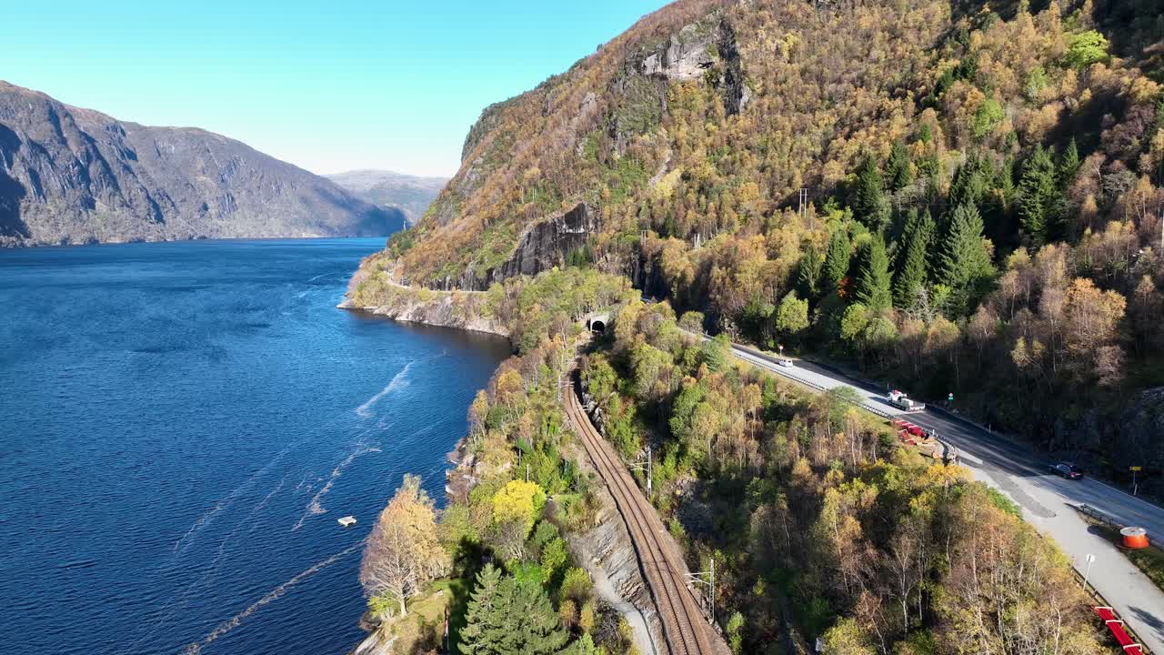carretera e16 y ferrocarril bergensbanen juntos hacia stanghelle, otoño aéreo noruega
