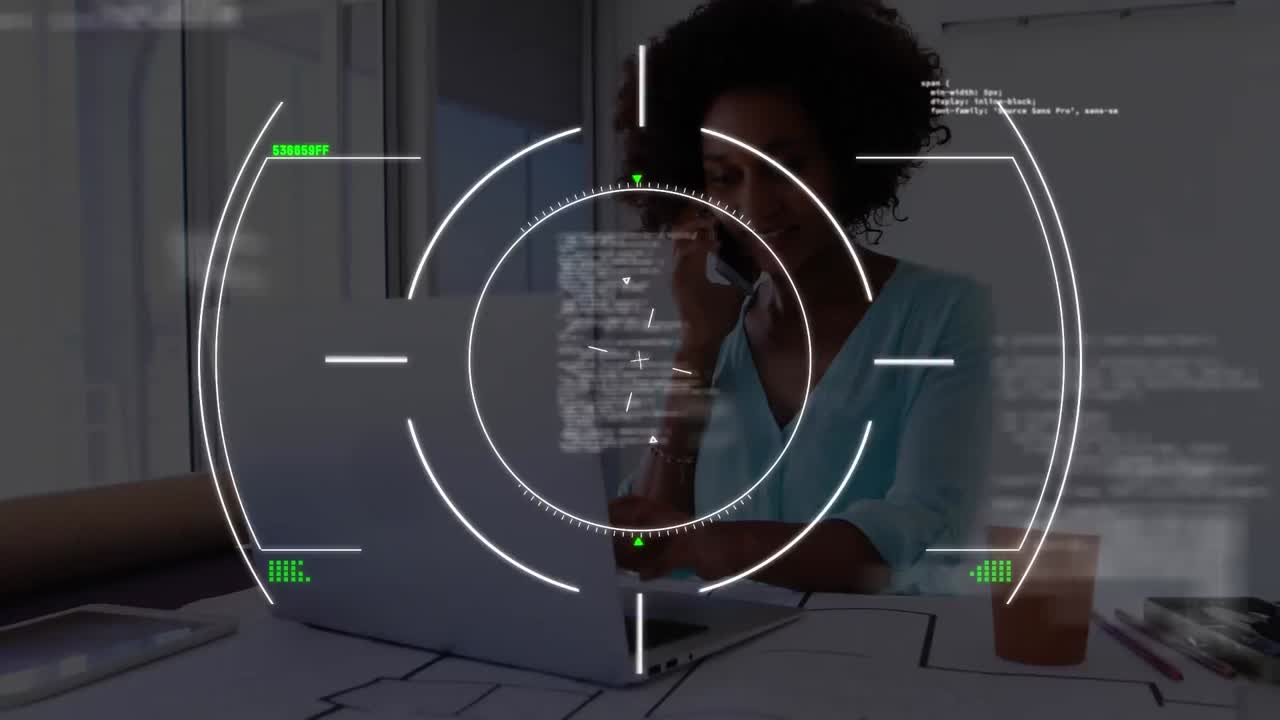 animación de escaneo de alcance y procesamiento de datos sobre una mujer usando una computadora portátil