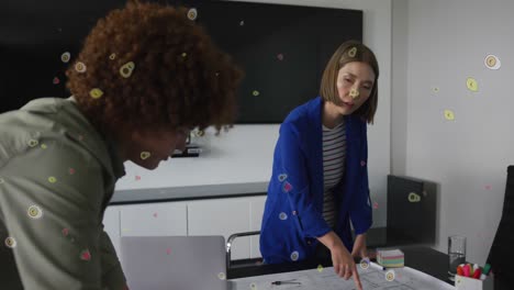 animación de iconos de comida flotando sobre diversas personas de negocios en la oficina