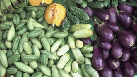 Variedad-De-Venta-De-Verduras-Crudas-En-El-Mercado.