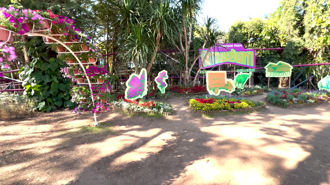 los visitantes exploran las vibrantes exhibiciones florales y decoraciones