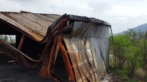 fábrica abandonada casi cayendo a pedazos