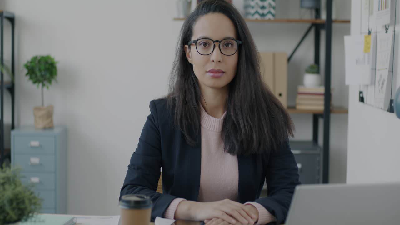 mujer de negocios en una oficina moderna