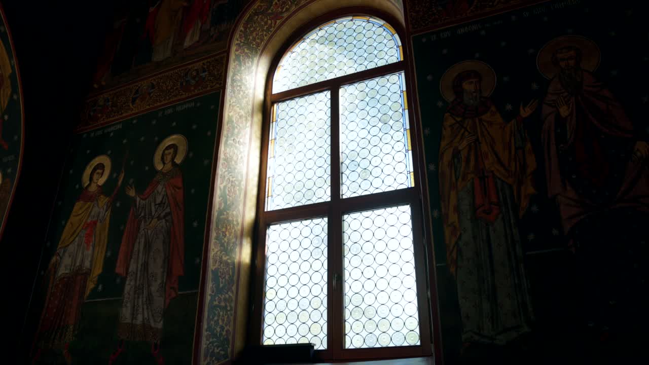 Finestra in vetro e affreschi interni di una chiesa ortodossa. - primo piano