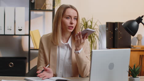 Joven-Mujer-De-Negocios-Trabajando,-Hablando-Por-Teléfono-Móvil-En-El-Lugar-De-Trabajo-De-Oficina-Usando-Aplicaciones-De-Chat-De-Mensajería