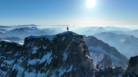 alpinista stojący na górze patrząc w dół do doliny