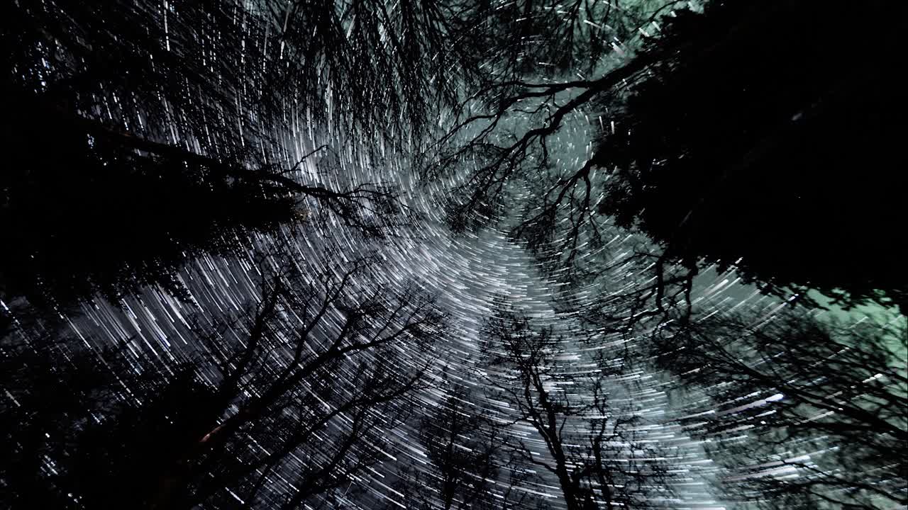 стартрековый таймлапс, сделанный из 300+ необработанных снимков и сшитый вместе для создания уникальной перспективы ночного неба и его движения.