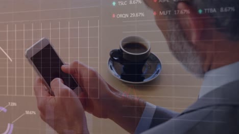 animación del procesamiento de datos financieros sobre un hombre caucásico que usa un teléfono inteligente