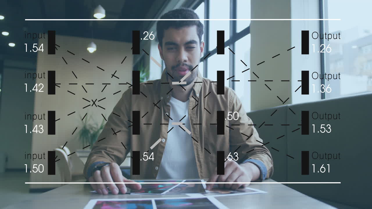 animación de procesamiento de datos sobre empresario biracial que tiene llamada de video