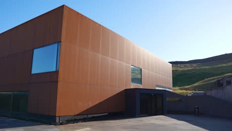 el exterior del edificio del museo vestmannaeyjar eldheimar en un soleado día de verano, isla de hemaey, islandia