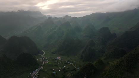el paisaje montañoso pintoresco de lung ho, en el norte de vietnam