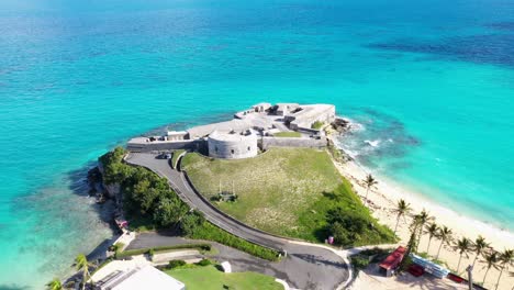 vista aérea de la antigua fortaleza en una isla tropical con vistas al océano turquesa