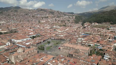 Tiling-drone-shot-of-Cuzco,-Peru-on-a-warm-summer-day