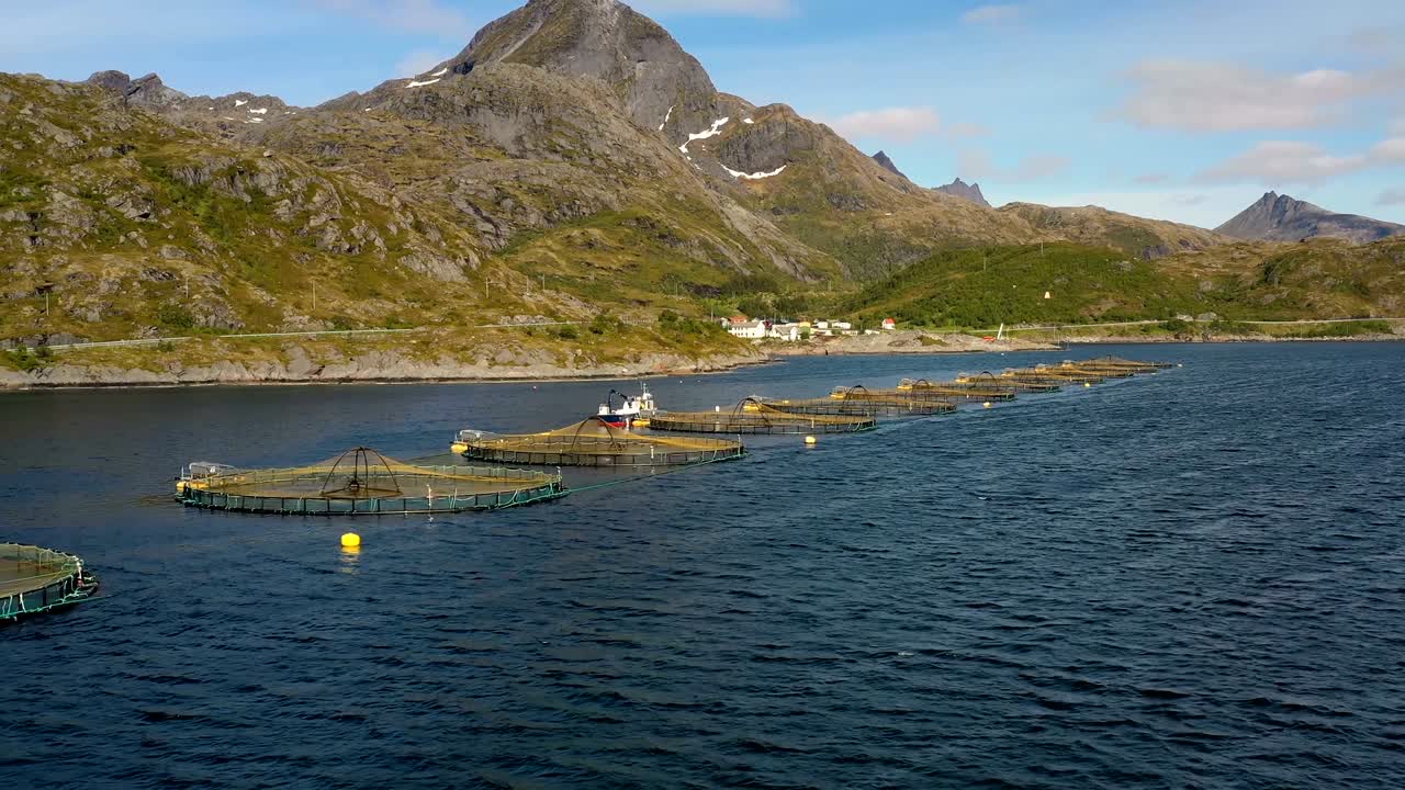 imágenes aéreas de granjas de pesca de salmón en noruega