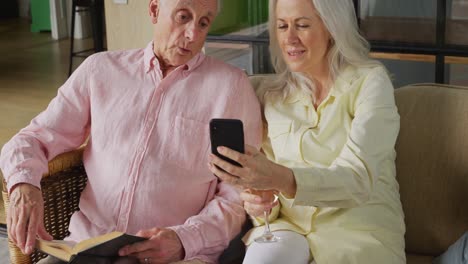 pareja de ancianos en el hogar