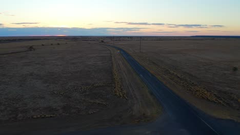 Carretera-De-Intersección-En-Medio-Del-Paisaje-Rural-Durante-La-Puesta-Del-Sol-En-Queensland,-Australia