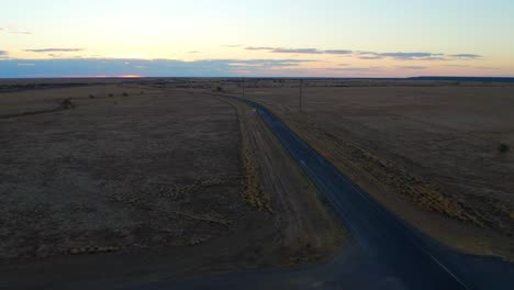carretera de intersección en medio del paisaje rural durante la puesta del sol en queensland, australia
