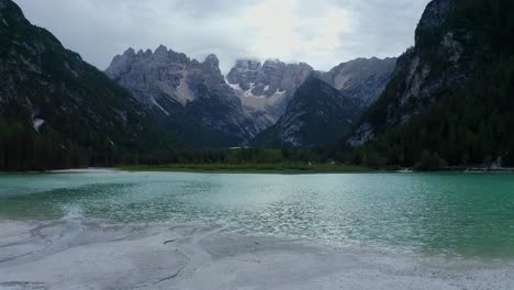 lago di landro, dolomitas, parque nacional de los tres picos, tirol del sur, italia, septiembre de 2021