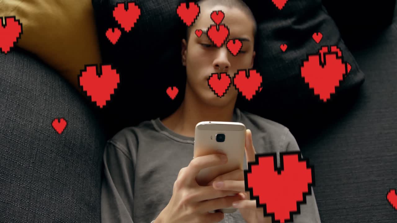 침대에 누워서 4k 문자 메시지를 보내는  ⁇ 머리 남자