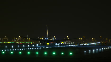 avión aterrizando en la noche