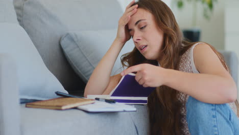 Mujer-Leyendo-Un-Libro-Tirando-Libros