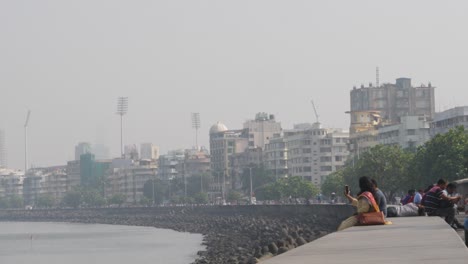 Paseo-Marítimo-Con-Gente-En-Mumbai,-India.