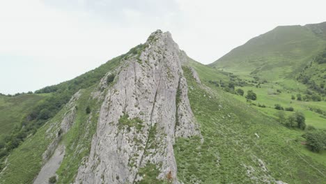 Green-mountainous-and-rocky-valley-in-Asturias,-Spain