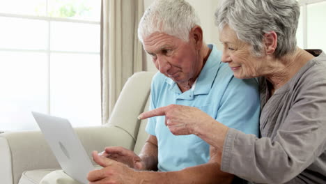 pareja de ancianos usando una computadora portátil