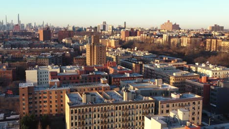 Luftschwenk-über-Das-Harlem-Viertel-Von-New-York-City-Bei-Sonnenaufgang-Zur-Goldenen-Stunde