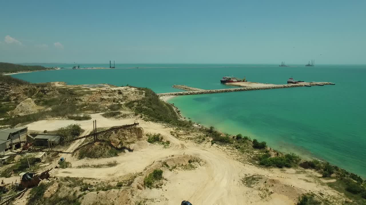 vista aérea de la costa cerca de una plataforma petrolera