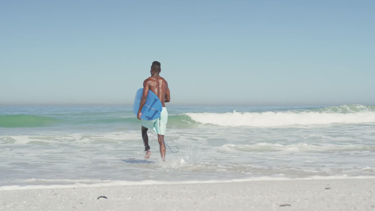 hombre afroamericano listo para ir a surfear