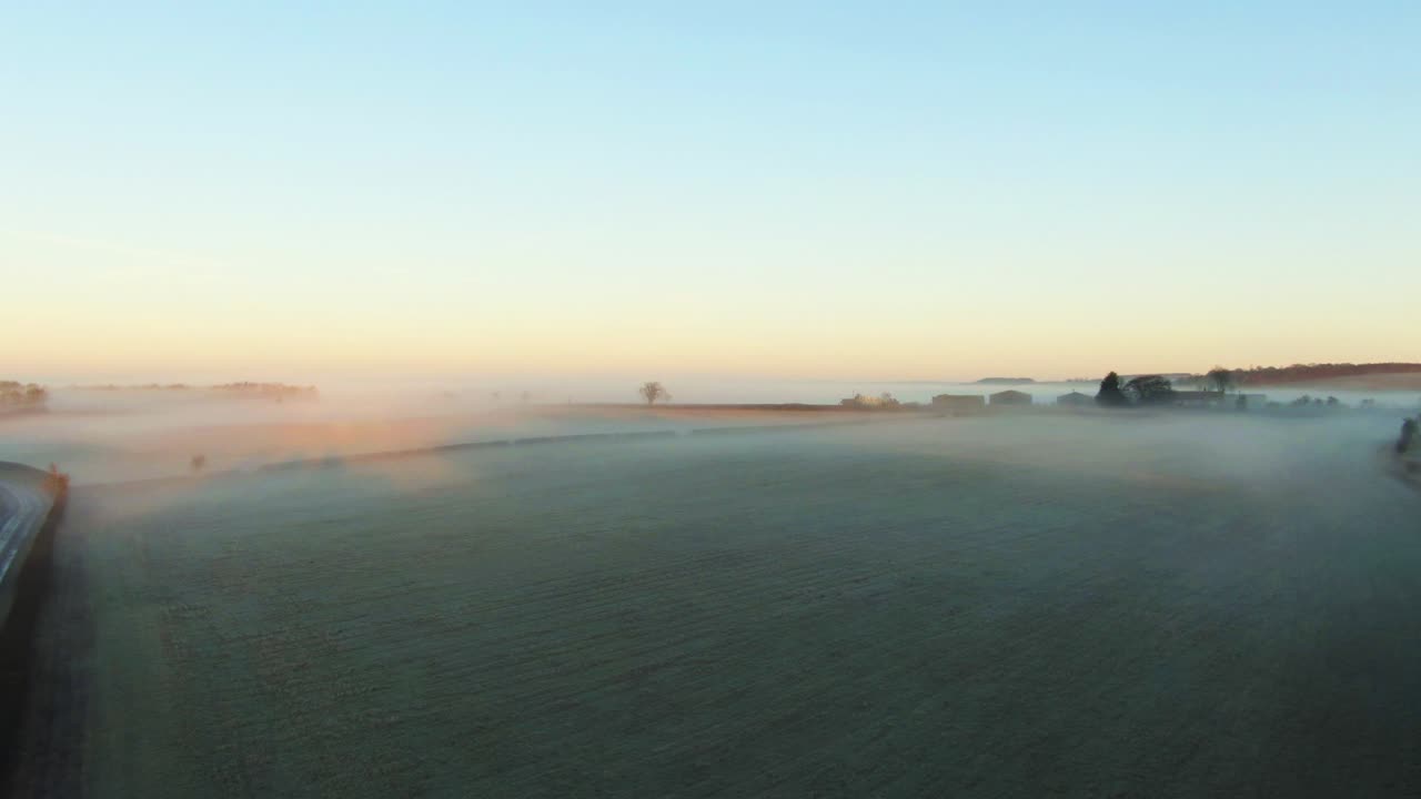 서리가 내린 아침 일출에 요크셔의 영국 시골에 낮게 걸려 있는 안개의 무인 항공기 공개