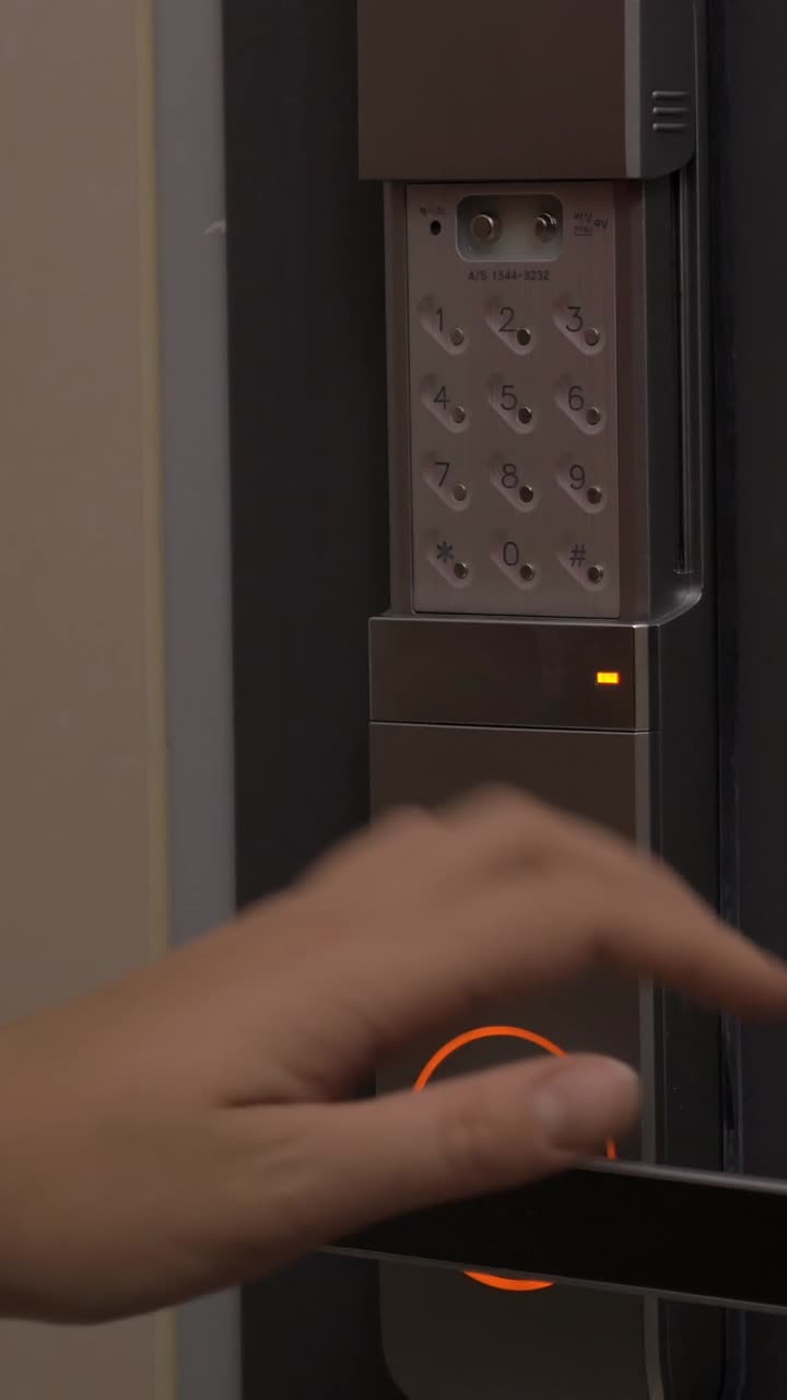 Mano che inserisce il codice su una serratura digitale per aprire la porta