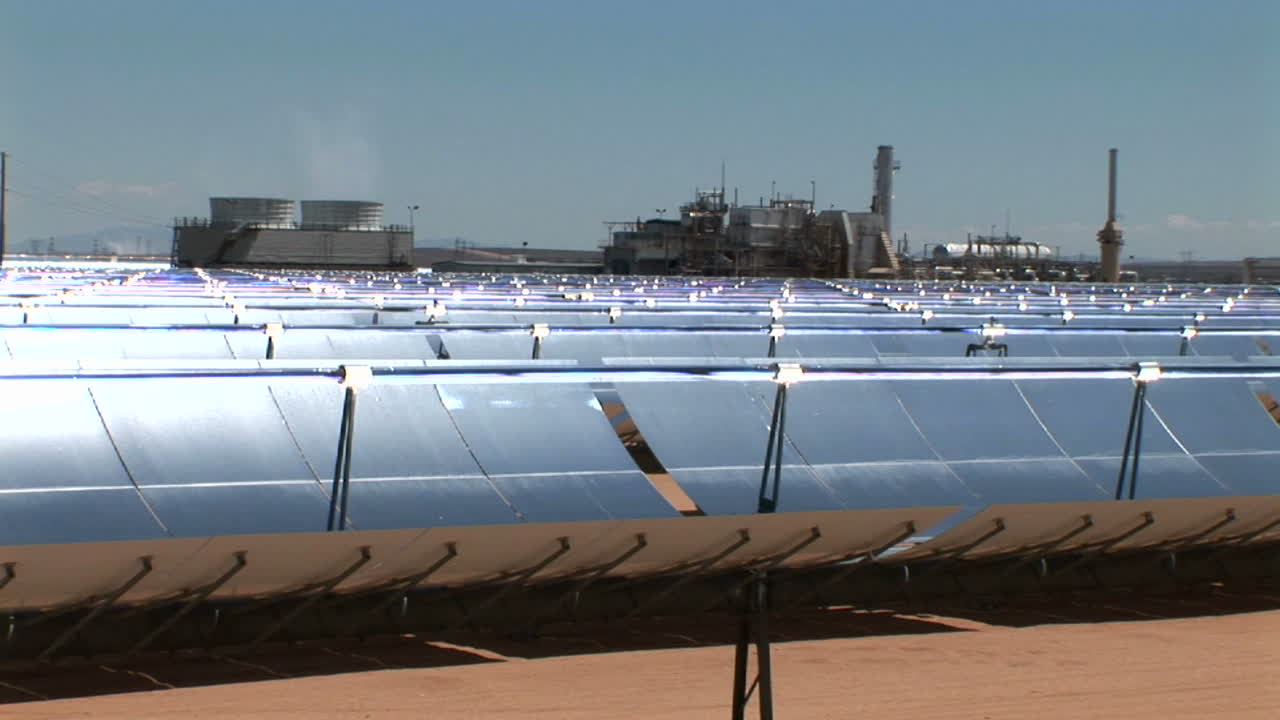 los paneles solares se reflejan en el sol 1