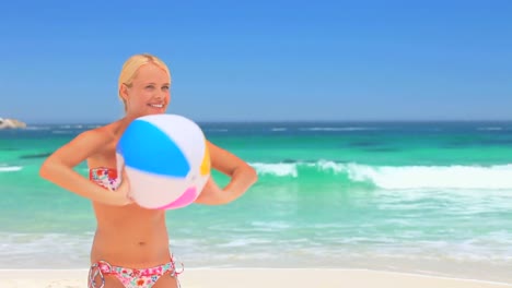 Frau-Spielt-Mit-Einem-Wasserball