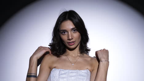 hermosa mujer con un vestido plateado brillante
