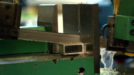 máquina de ingeniería en taller de metal