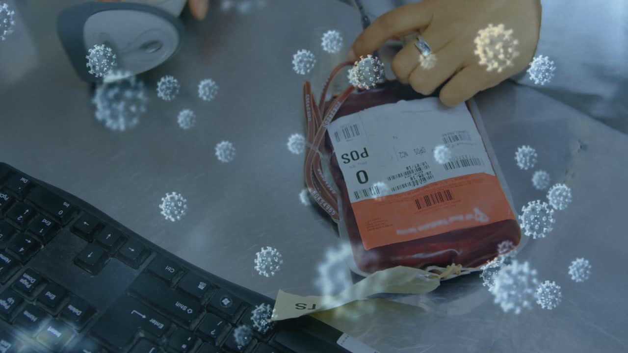 연구실에서 혈액 봉지를 스캔하는 코카시안 의사 위에 떠다니는 거대 코로나19 세포의 애니메이션