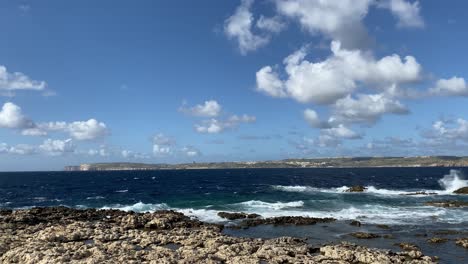 Las-Olas-Golpean-La-Hermosa-Costa-Rocosa-De-Malta,-La-Isla-De-Gozo-En-La-Costa-De-Fondo