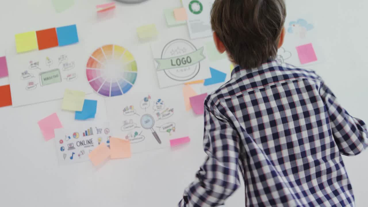 niño como ejecutivo de negocios con notas adhesivas en su cuerpo 4k