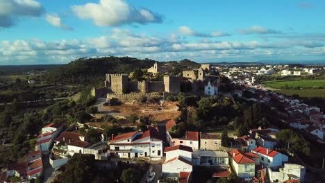 Una-Pequeña-Ciudad-Con-Un-Castillo-Histórico-En-La-Parte-Superior