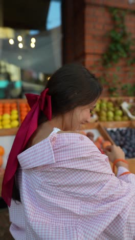 mujer en un mercado de frutas