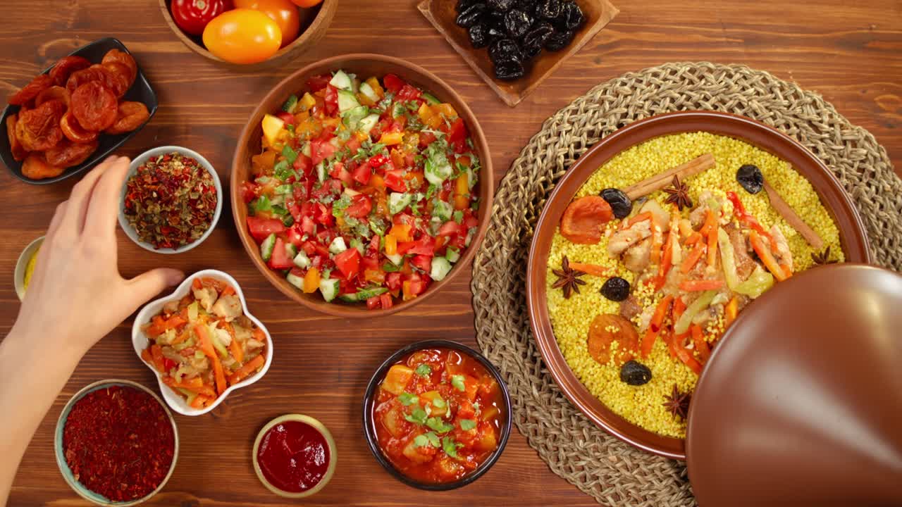 cocina marroquí vista superior. tajine, plato tradicional hecho de cordero y berenjena, ensalada de verduras. cultura de oriente medio. couscous con carne de carnero de cerca, arroz delicioso. comida casera.