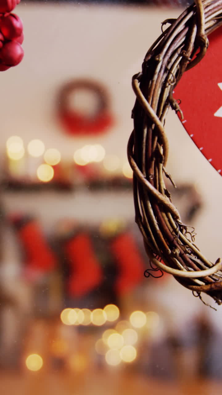 corona de uva de navidad con cinta colgada en la ventana
