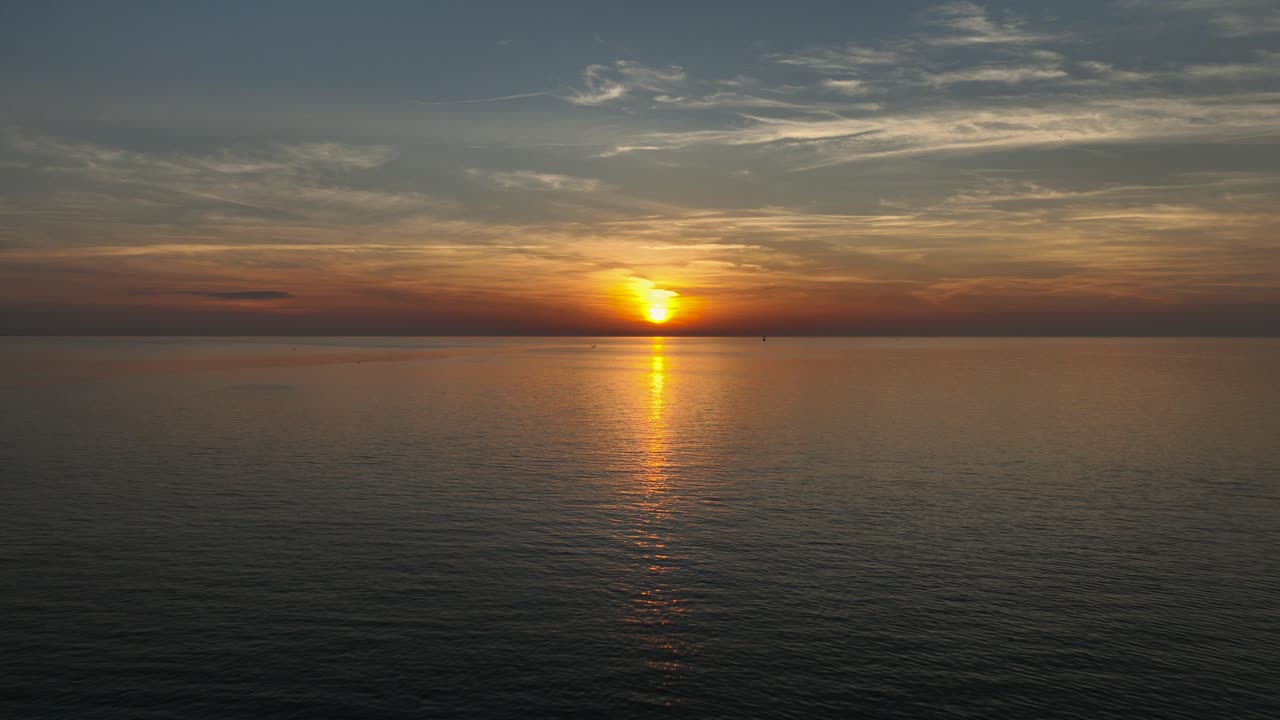 Solnedgang over Mobile Bay nær Pelican Point i Alabama.